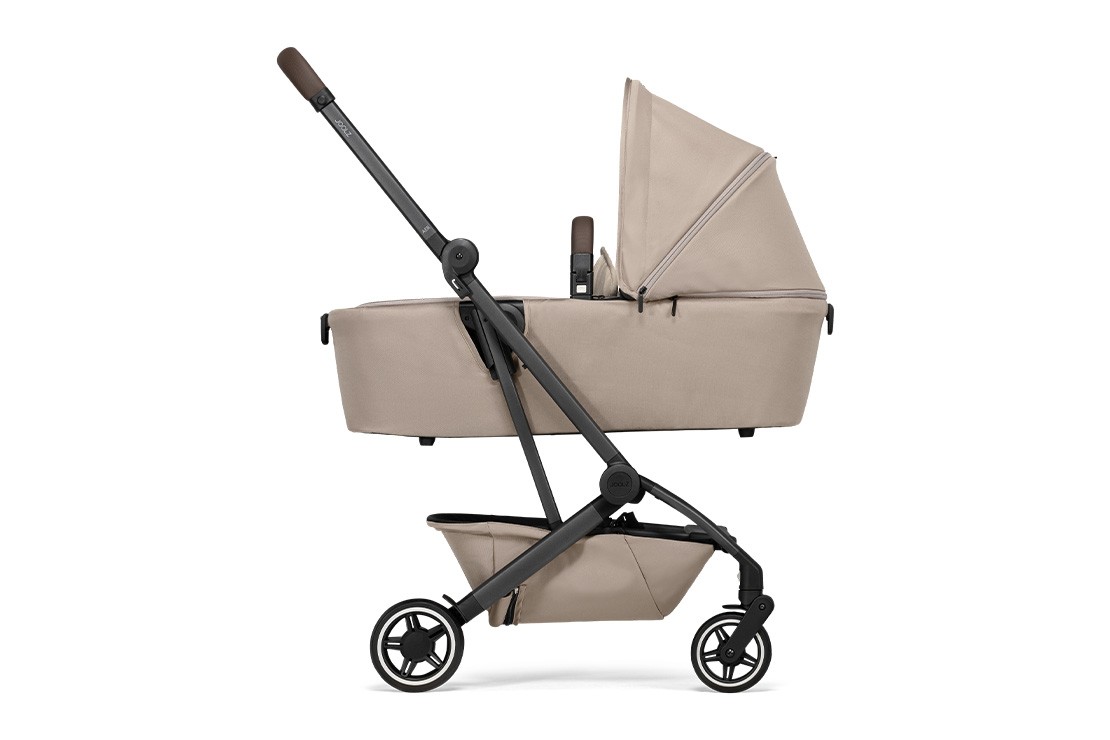 Product shot of Joolz Aer+ with carrycot attached