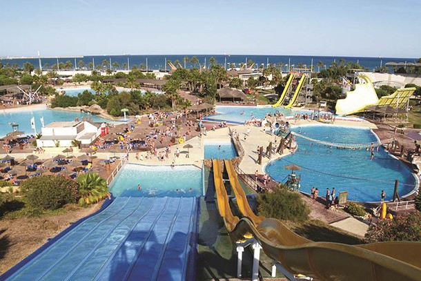 spanish-family-hotels-with-water-slides_medplayaaquopolis